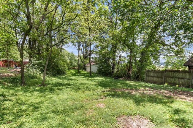 Building Photo - Charming Downtown Clarksville Home!