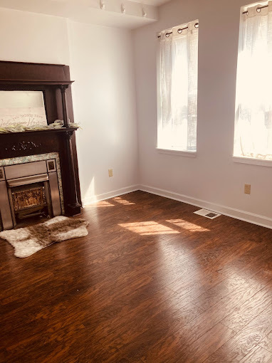 Main living area - 2340 E Carson St