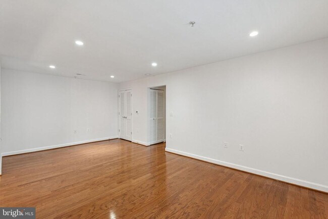 Building Photo - 4149 S Four Mile Run Dr