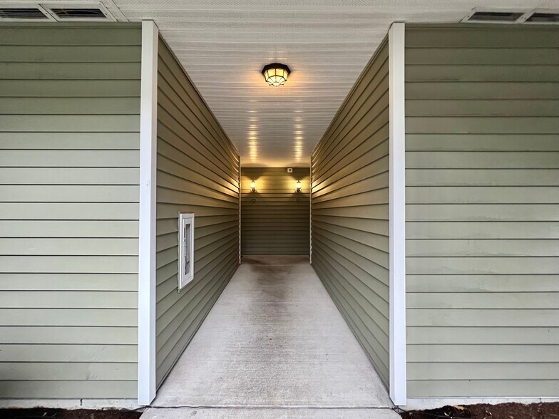 Building Photo - 12712 Admiralty Way