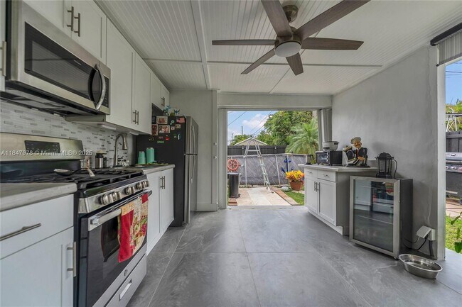Building Photo - 9530 Jamaica Dr