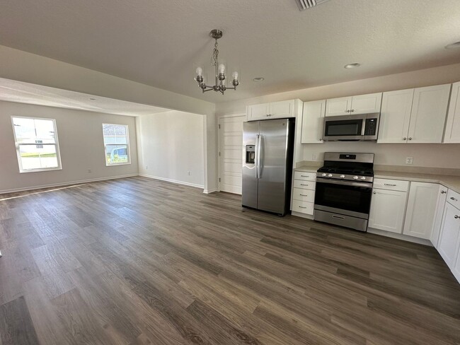 Building Photo - NEWER HOME adjacent to The Villages in all...