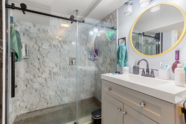 Building Photo - 32 Cameron Ave