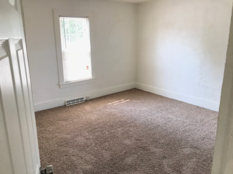 Building Photo - 114 Bernet Way