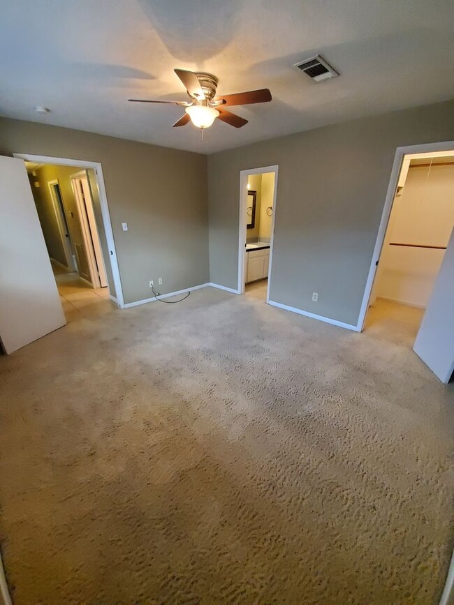 Building Photo - College Station - 3 Bedrooms / 2 bath Hous...