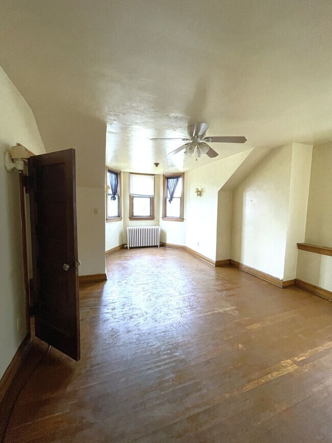 Building Photo - 409 S Pacific Ave