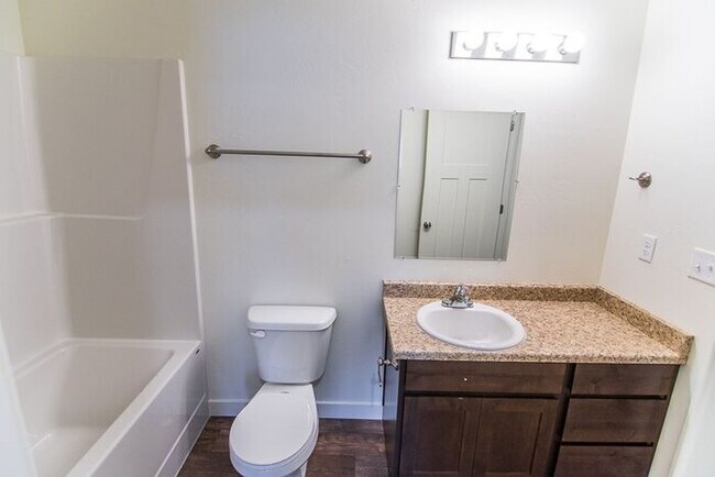 Building Photo - THE LOCHS! Gorgeous Townhome First Month Free