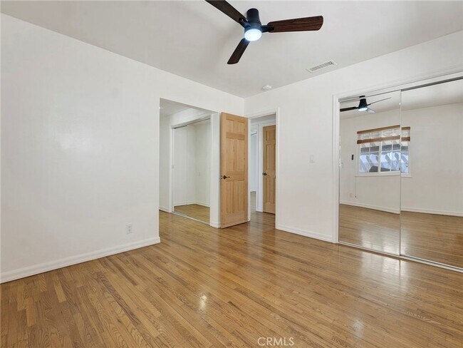 Building Photo - 10918 Reseda Blvd