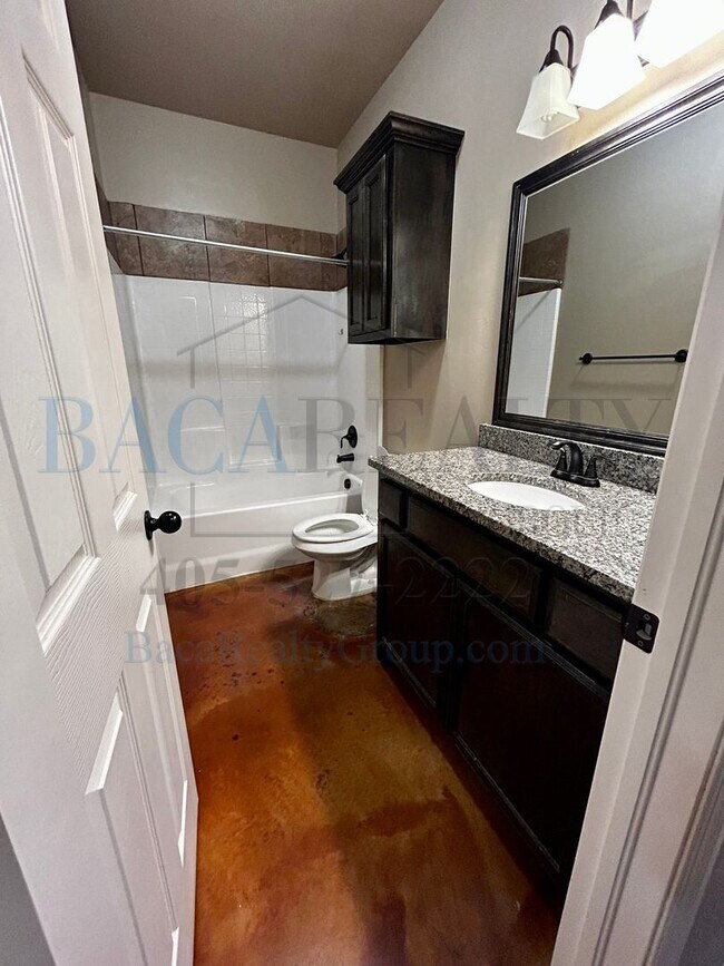 Building Photo - 3BR 2BA duplex with 2 car garage!!