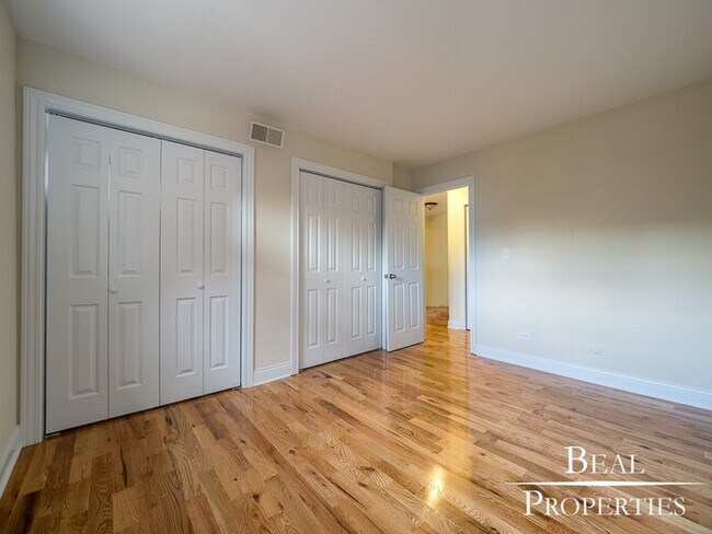 Building Photo - Clark & Arlington One Bedroom