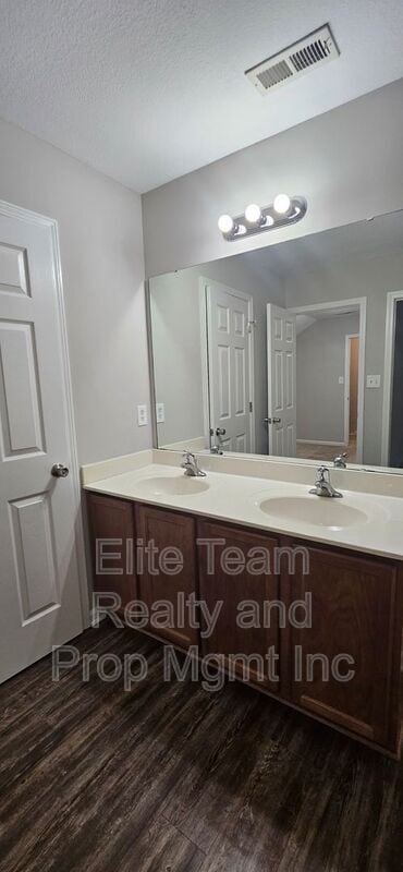 Building Photo - 2715 Meadow Knoll Dr