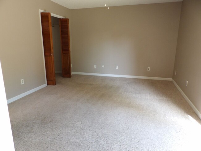 Building Photo - Great home for rent in Visalia!