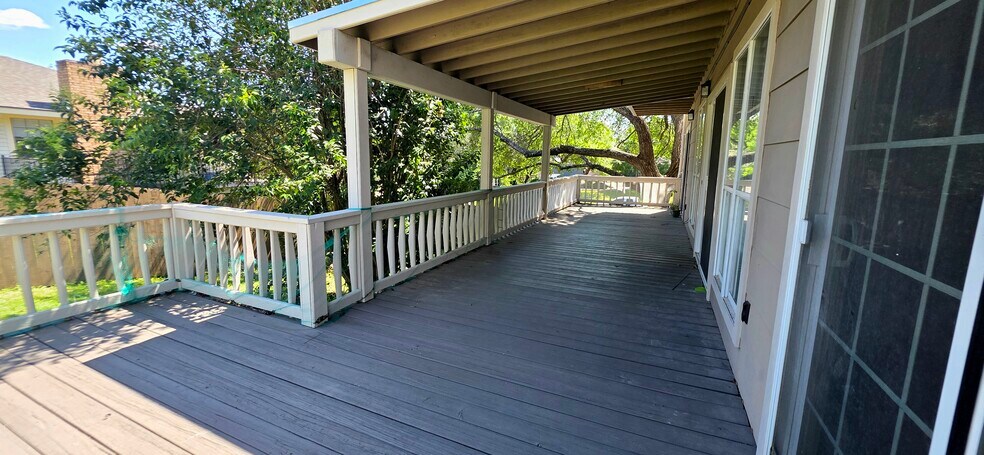 Building Photo - 1701 Brokenshoe Dr
