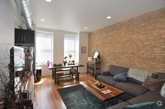 Building Photo - Condo Quality 1Bed/1Bath in Hot Bucktown/W...