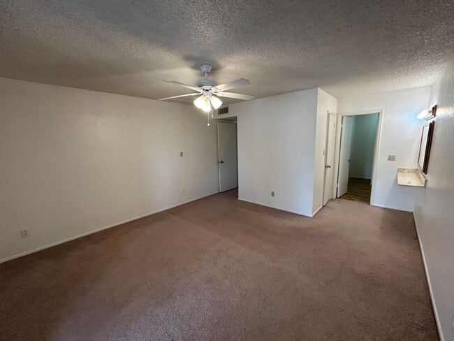 Building Photo - 570 N Villa Nueva Dr