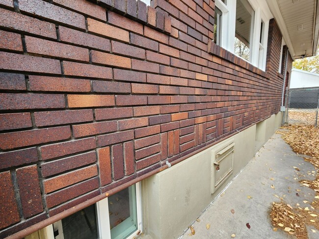 Building Photo - East Bench Luxury Bungalow - Fully Renovated and STUNNING!