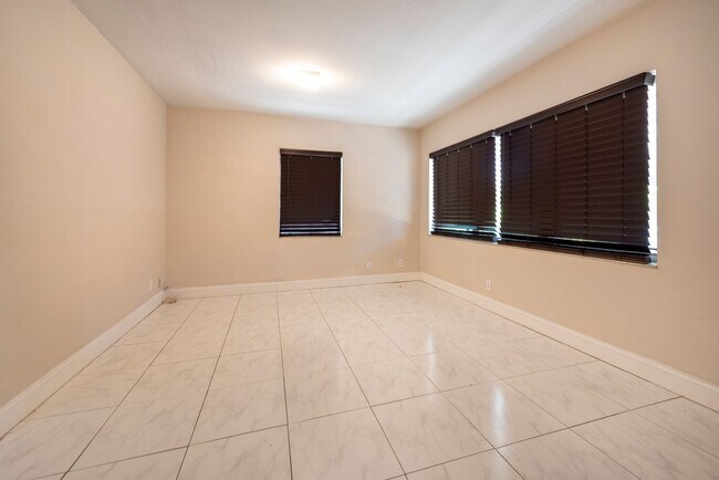 Building Photo - Large home with spacious patio and washer ...