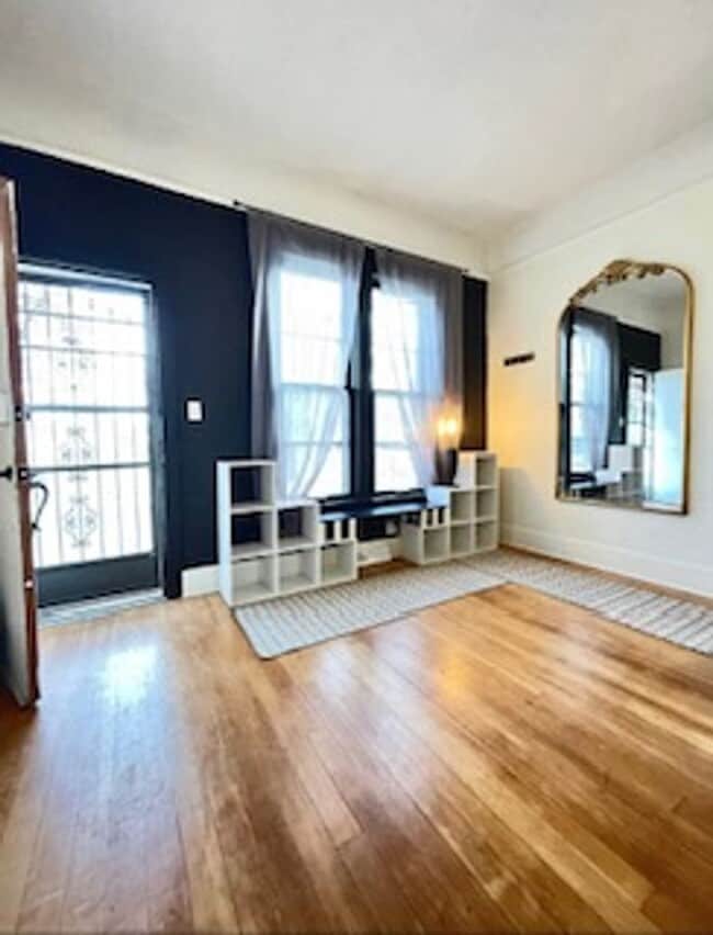 Building Photo - Charming 2BR Home with Vintage Style, Fenc...