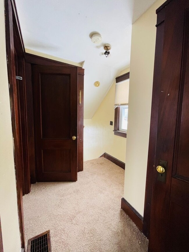 Building Photo - DREAM LOCATION !! LOOKS LIKE PRIVET ROAD !!!