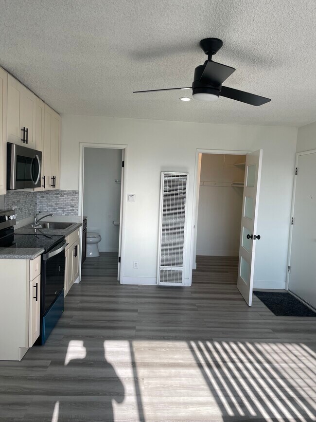 Building Photo - 305 E Plymouth St