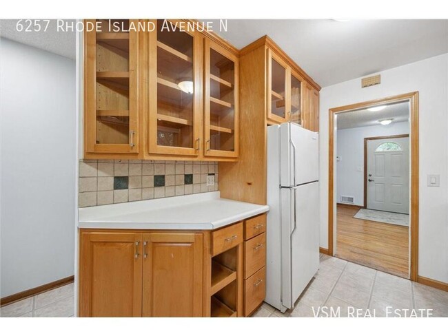 Building Photo - 50% Off February Rent! 4 Bed - 2 Bath Broo...