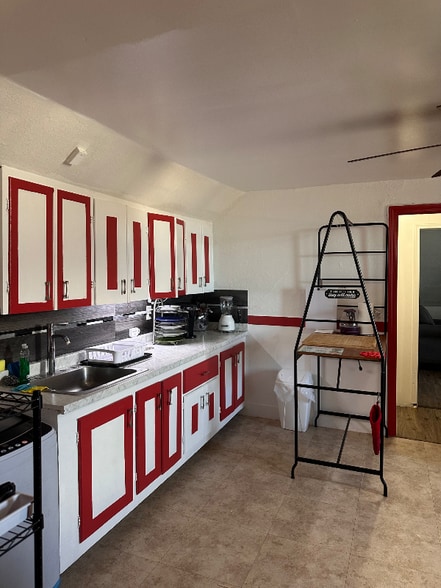 Building Photo - 676 Hampden St