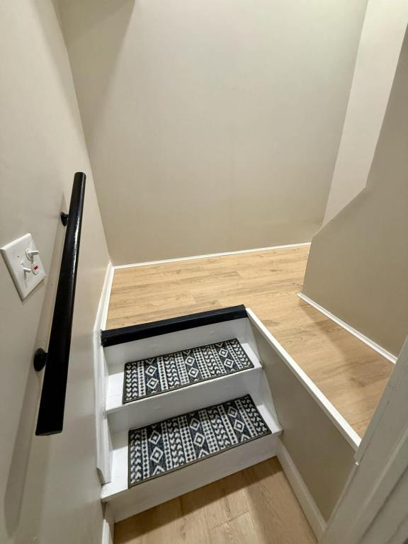 Building Photo - 35 Hess Ave