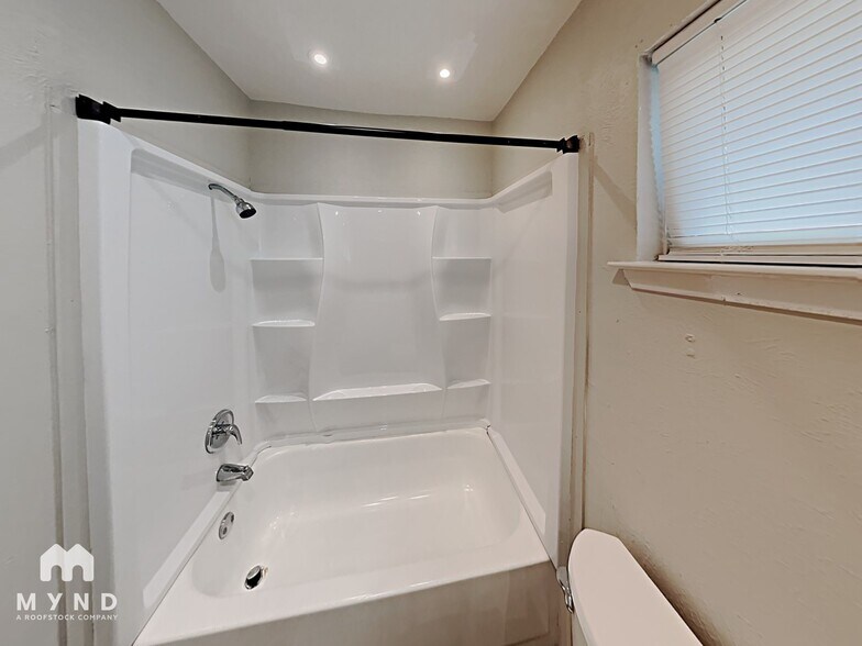 Building Photo - 939 N Pleasant Woods Dr