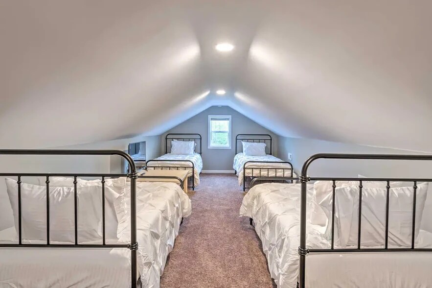 Finished Attic Space - 2460 Bond St