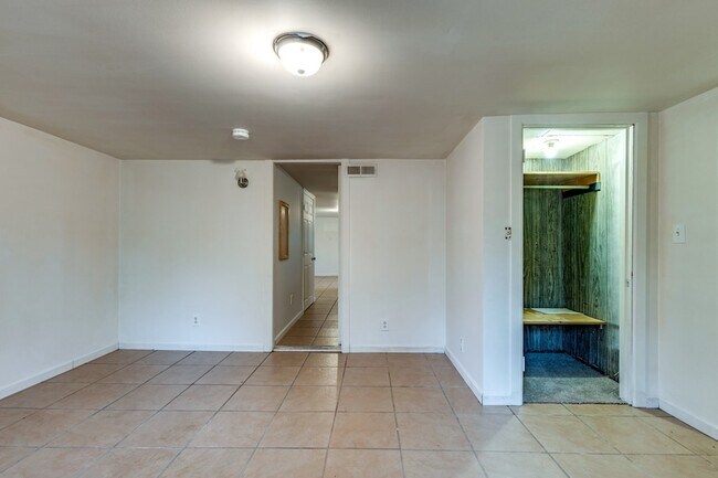 Building Photo - 2728 Nodyne Dr