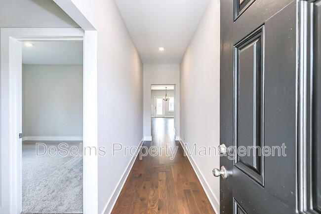 Building Photo - 1024 Hillbrook Dr