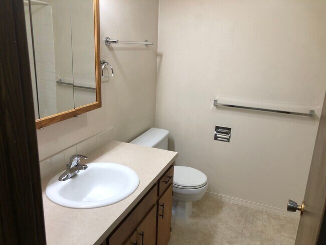 Building Photo - Great 2 bedroom 1 bathroom duplex in Springfield! MOVE IN SPECIAL!