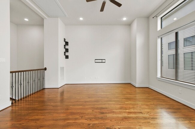 Building Photo - Modern Living in the Heart of the East End