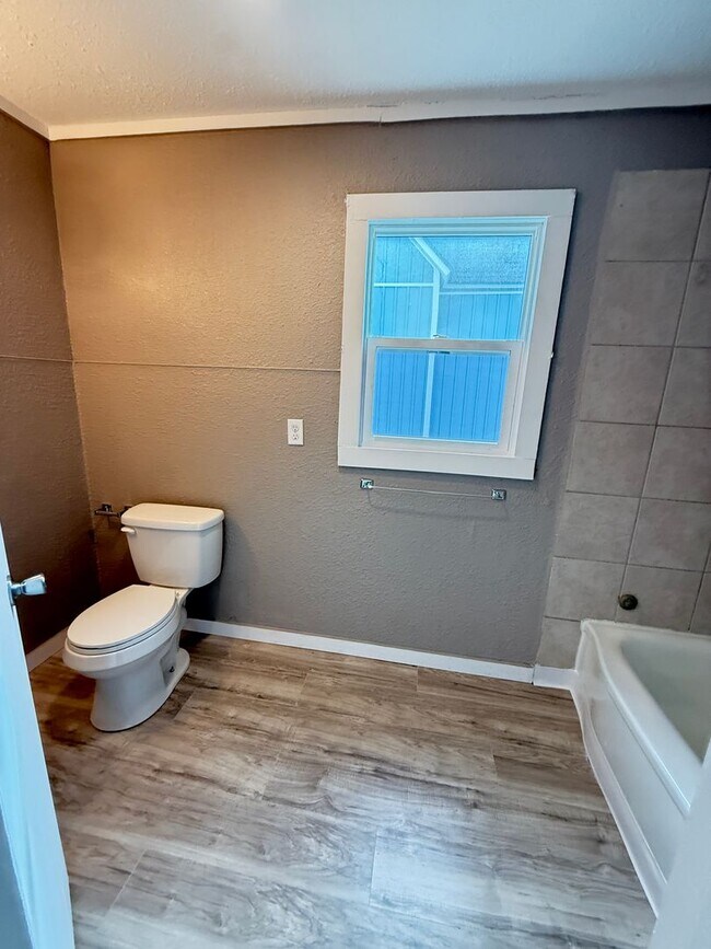 Building Photo - 3 bedroom/1 bath house