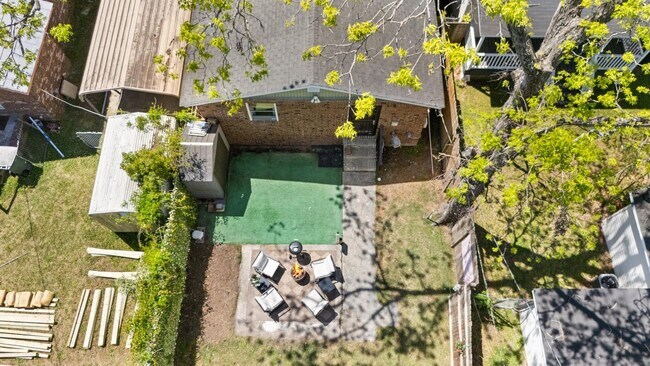 Building Photo - Charming 3 Bedroom Home Near Downtown Savannah with Flex Room & Fenced Yard