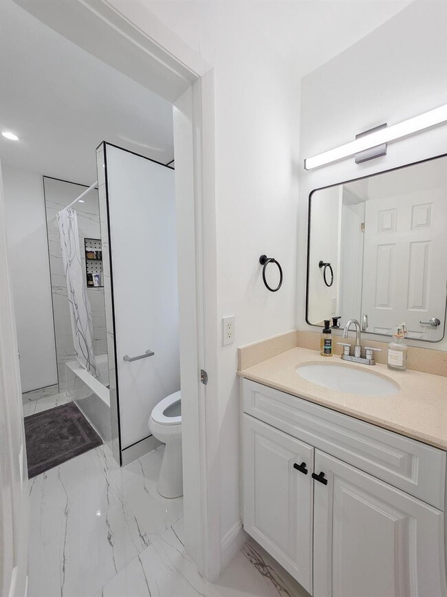Building Photo - Northeast 15th Avenue, Fort Lauderdale, FL 33305 - 2 BR 1.5 BA townhouse