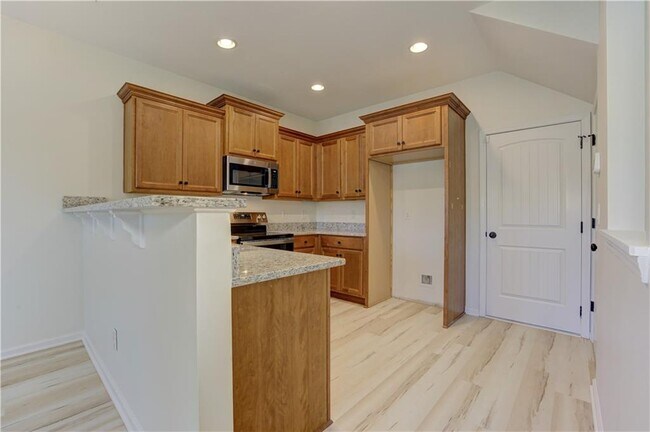 Building Photo - 605 Summit Pt