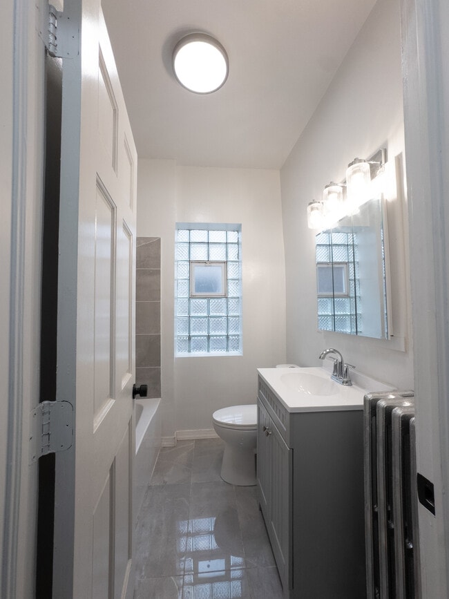 Building Photo - 2016 N Kilbourn Ave