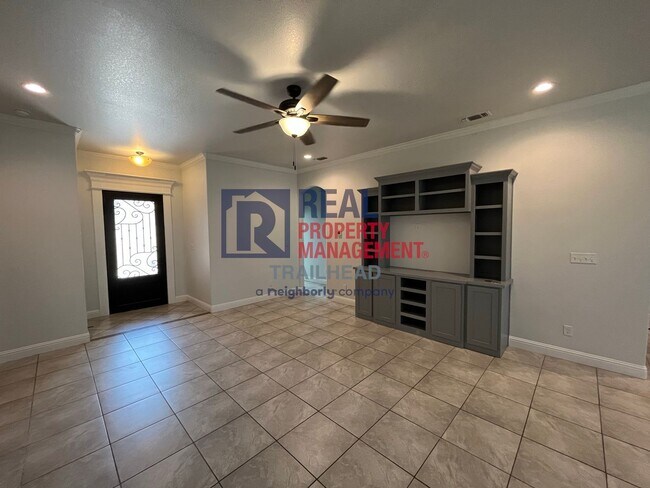 Building Photo - Amazing 3 Bed 2 Bath Home in Gated Lakesid...
