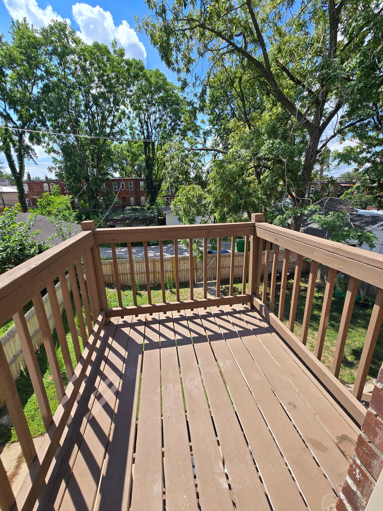 Small balcony overlooking fenced in back yard - 3914 De Tonty St