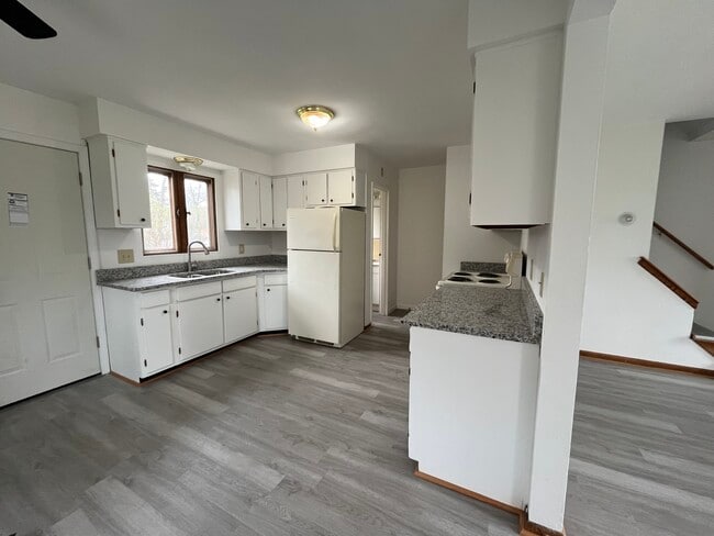 Building Photo - 430 Ironton St NE