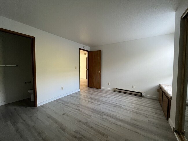 Building Photo - Spacious 2BD/1.5BA Ground-Floor Apartment with Spacious Bedrooms & Modern Kitchen Layout