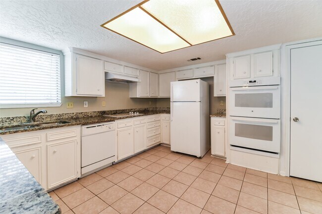 Building Photo - 2422 Hilton Head Dr