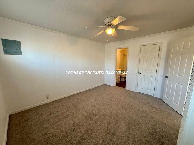 Building Photo - Charming 1 Bedroom Duplex