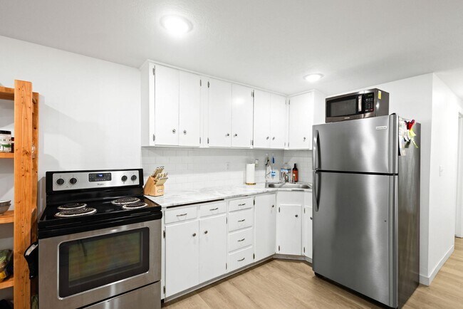 Building Photo - 204 Dove Ave