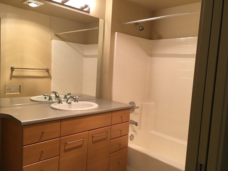 Building Photo - 1420 E Pine St