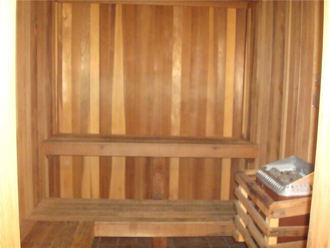 Building Photo - 887 Farmington Ave