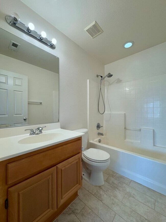 Building Photo - 4 Bedroom Menifee home available now for l...