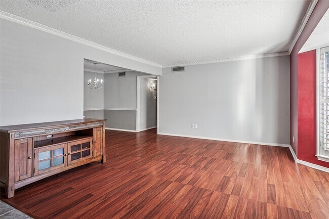Building Photo - 6037 Sandhurst Ln