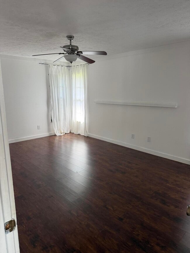 Building Photo - 641 NW Billiar Ave